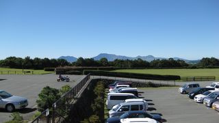 お釈迦様が寝そべっているみたい！