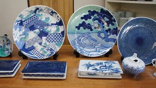 呉須の色が濃い藍色をしていて、とてもおしゃれな感覚