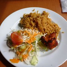 ビリヤニ（炊き込みご飯）、サラダ、チキンティッカの皿
