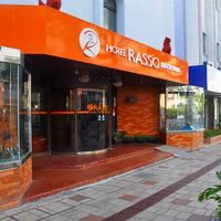 国道５８号沿いで、近くにはバス停「若松入り口」がある