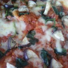 ランチのピザ、メランザーネ、持ち帰り用で８４０円です。