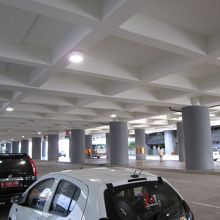 送迎車は全て奥の立体駐車場、メータータクシーもたまに来る