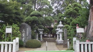 石神井城跡の並び南側にある寺院です