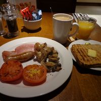 朝食はこんな感じ。後フルーツサラダとヨーグルトを。