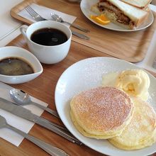 パンケーキとカツサンド