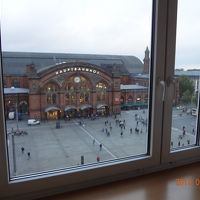 窓から駅の時計・駅前広場が良く見えます。