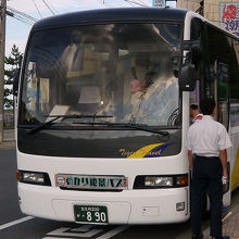 関門海峡めかり駅前に停車するめかり絶景バス