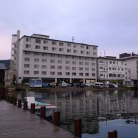 ホテルの裏手　湖畔のボート用桟橋