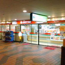 カウンターで注文するファーストフード店のようなつくりです。