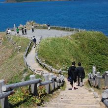 歩いた先が展望台、遠くの島はトド島