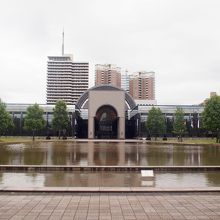博物館の横を通り抜けます