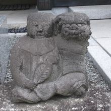本堂の前の狛犬？