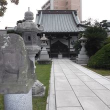 山門潜ると狛犬が・・