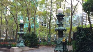 昼休みは多くのニューヨーカーでにぎわう