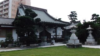 観光寺でも有名でもないが、一見の駅近寺院