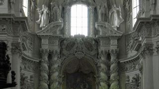 白いロココ調の内装が素敵な教会