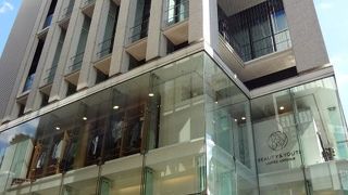 公園通り沿い、目を引く建物です