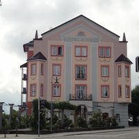 駅からの道で初めて見えるのはこちらの面(向かって右面が正面)