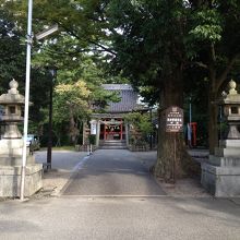 街中の静かな神社