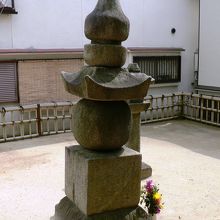 秦河勝の墓