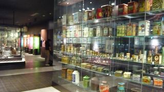 おしゃれなチョコ缶がいっぱいありました。