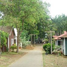 屋外展示の再現された街並み。「出る」建物もあり..