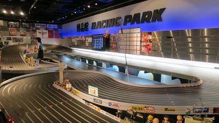 全長約50ｍ日本最大のスロットカーサーキットがあります！