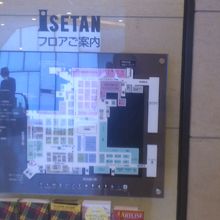 地下鉄から上がってきた、入口のあたりです。