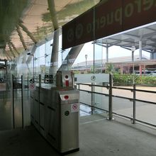 RENFEの改札から、空港ビルがすぐそこに見えます