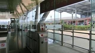 飲食店がそこそこあり、街ともRENFEで繋がった、使いやすい空港