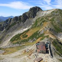 雄山へ登る道から見下ろした一ノ越山荘