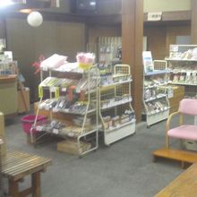 管理棟の入り口を入った所にチケットと地元物産の販売所が有り。