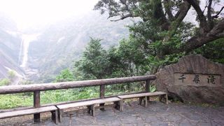 Ｖ字型の巨大な花崗岩からの落差60ｍの滝