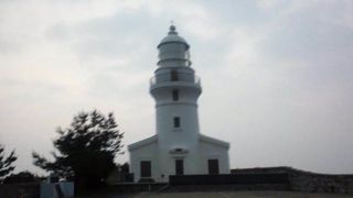 断崖の上に建っています