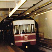 世界で一番短い地下鉄は、便利で楽しい乗り物。
