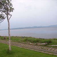 ホテルすぐ横から、あいにくの小雨