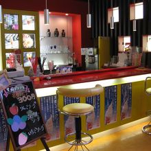 黒酢のソフトクリームを販売するカウンター。