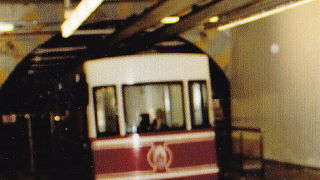 世界で一番短い地下鉄は、便利で楽しい乗り物。