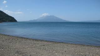 海辺から桜島を望む。