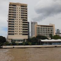 対岸のスパに向かうシャトルボート船内より撮影