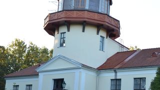 トーメの丘の何の変哲もない建物がユネスコ世界遺産に登録されたシュトルーヴェの旧天文台(観測所)