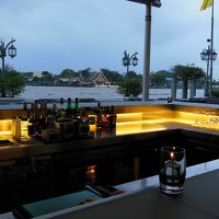 川沿いのバー「Ciao」　川を眺めながらのんびりできました。