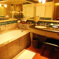 バスタブの反対側にはシャワーブースがあります。