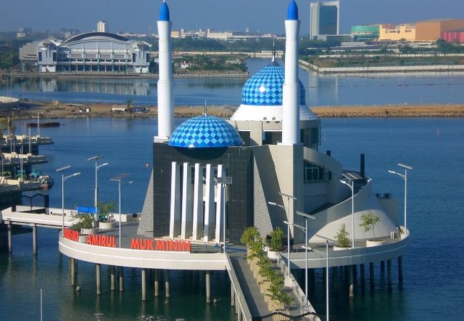 海に浮かぶ寺院