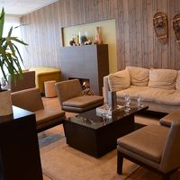 暖炉もある広いロビーは暖かい雰囲気。ネット接続はここで。