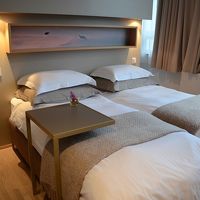 一見普通のデザインのツイン客室。浴室は？と見ると…、