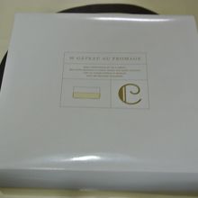 チーズケーキの箱もお洒落です
