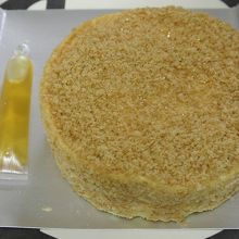 夏に限定販売していたチーズケーキ、ハチミツが付いています