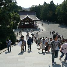 大石段からみた舞殿