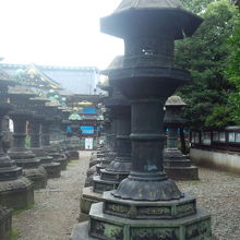 高さもあり　ご立派なご奉納の石灯籠